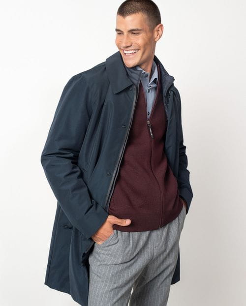 <p>Trench corta acolchada con vista-chaleco desmontable en tejido `<em>water repellent</em>´</p>