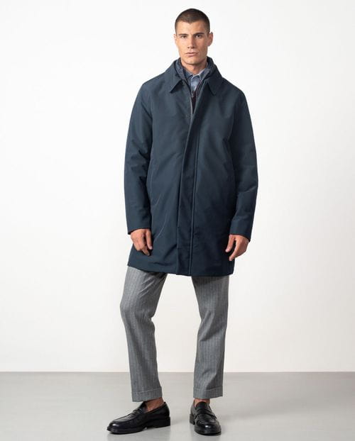 <p>Trench corta acolchada con vista-chaleco desmontable en tejido `<em>water repellent</em>´</p>