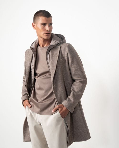 Abrigo corto con capucha-vista desmontable de tejido técnico, realizado en lana mezcla