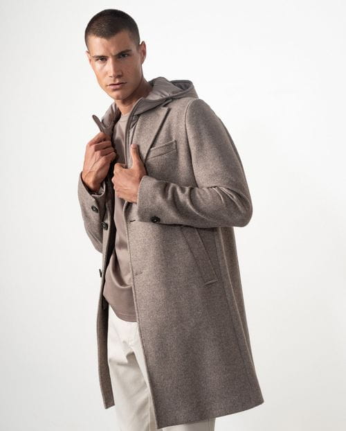 Abrigo corto con capucha-vista desmontable de tejido técnico, realizado en lana mezcla
