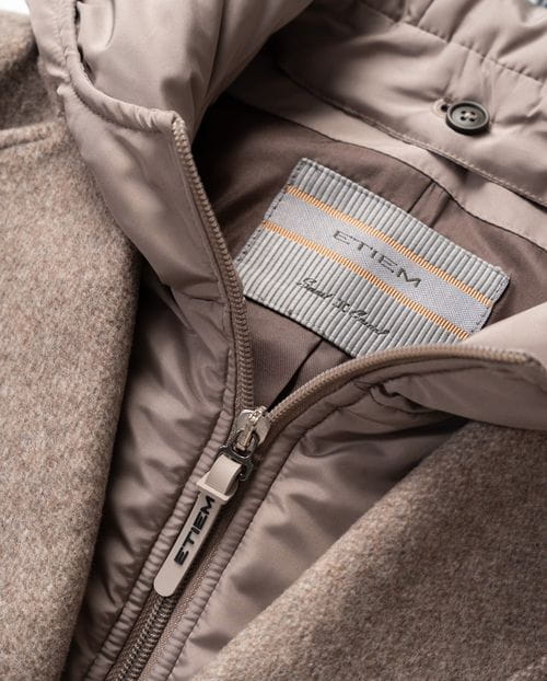 Abrigo corto con capucha-vista desmontable de tejido técnico, realizado en lana mezcla