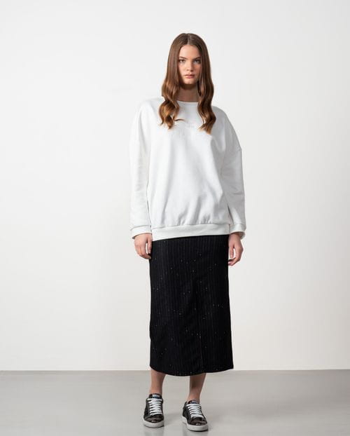 Sudadera 'oversize' con bordado en delantero y manga izquierda
