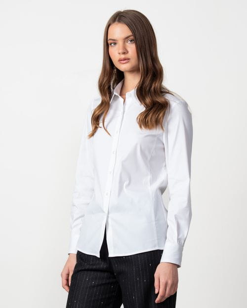 Fitted whit shirt in poplin cotton fabric with elastane