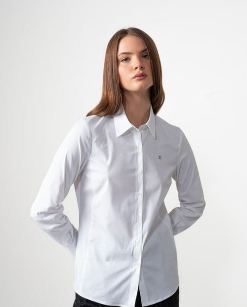 Fitted whit shirt in poplin cotton fabric with elastane