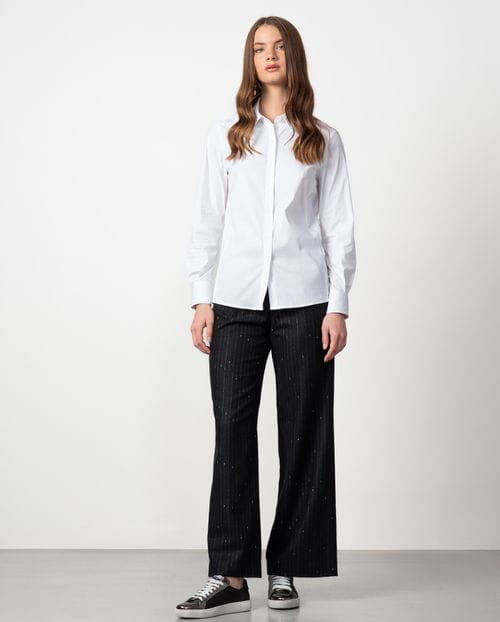 Fitted whit shirt in poplin cotton fabric with elastane