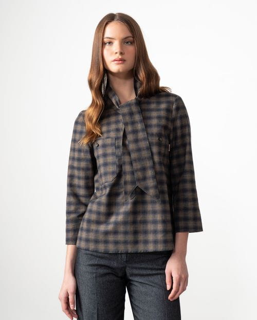 <p>Camisa 'sport' de cuadro Madrás afranelado con lazo el escote</p>