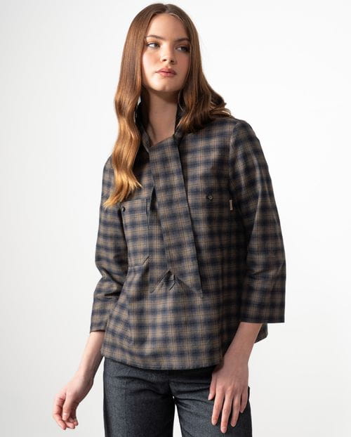 <p>Camisa 'sport' de cuadro Madrás afranelado con lazo el escote</p>