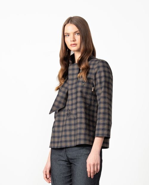 <p>Camisa 'sport' de cuadro Madrás afranelado con lazo el escote</p>