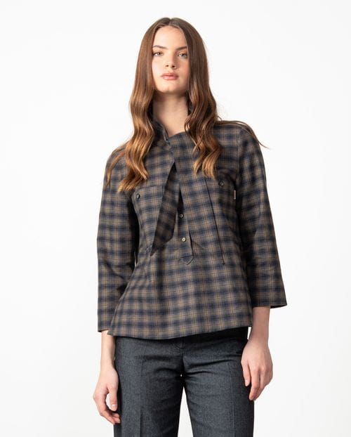 <p>Camisa 'sport' de cuadro Madrás afranelado con lazo el escote</p>