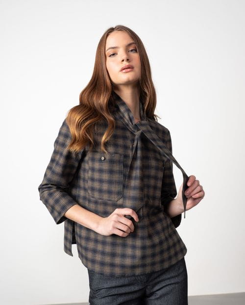 <p>Camisa 'sport' de cuadro Madrás afranelado con lazo el escote</p>