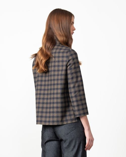 <p>Camisa 'sport' de cuadro Madrás afranelado con lazo el escote</p>