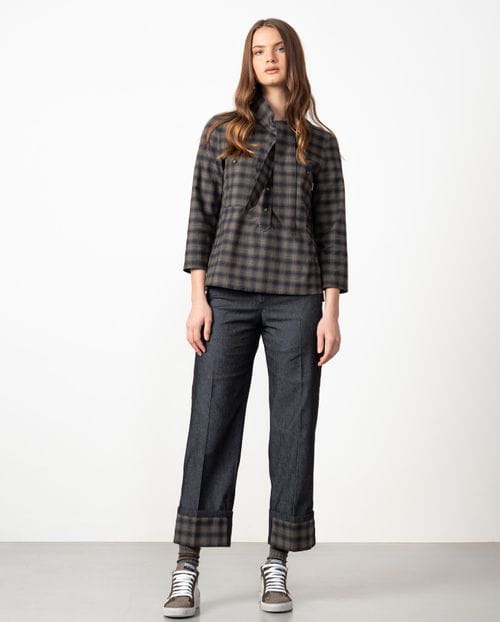 <p>Camisa 'sport' de cuadro Madrás afranelado con lazo el escote</p>