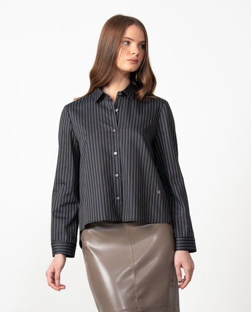 Camisa negra de rayas línea evasé