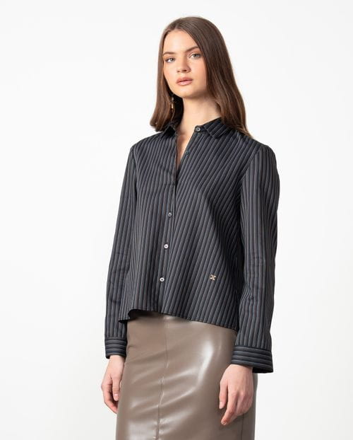 Camisa negra de rayas línea evasé