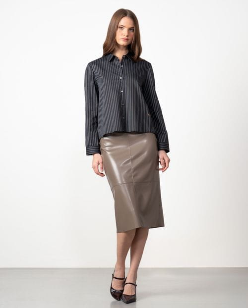 Camisa negra de rayas línea evasé