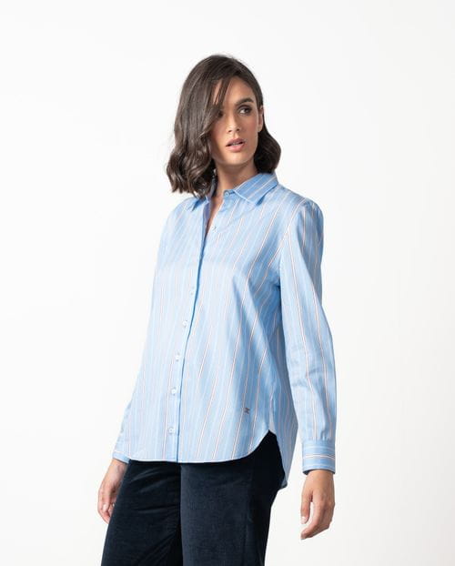 Camisa de popelín azul con rayas blancas y tostadas
