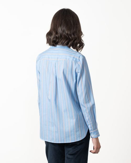Camisa de popelín azul con rayas blancas y tostadas