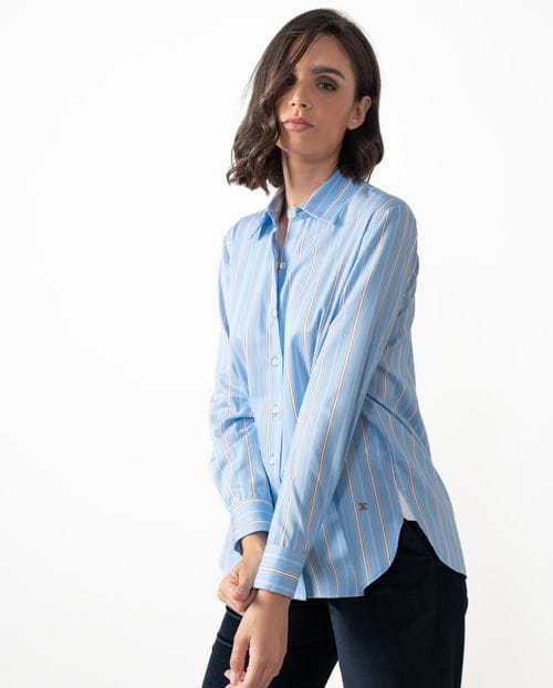 Camisa de popelín azul con rayas blancas y tostadas
