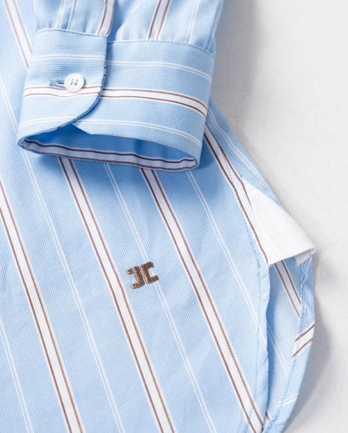 Camisa de popelín azul con rayas blancas y tostadas
