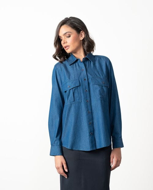 Camisa de chambray con bolsillos de parche y charreteras en hombro