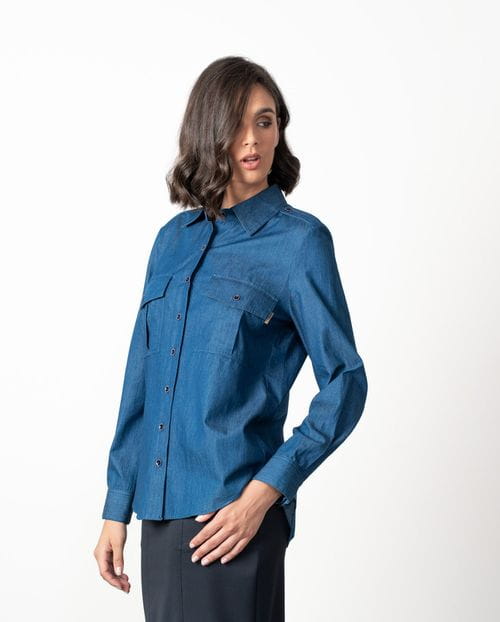 Camisa de chambray con bolsillos de parche y charreteras en hombro