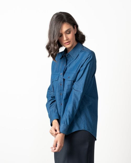 Camisa de chambray con bolsillos de parche y charreteras en hombro