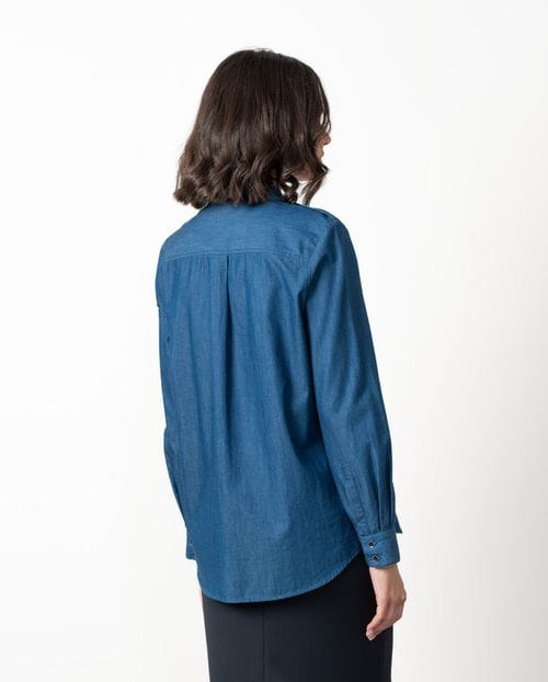 Camisa de chambray con bolsillos de parche y charreteras en hombro