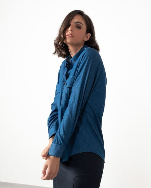 Camisa de chambray con bolsillos de parche y charreteras en hombro