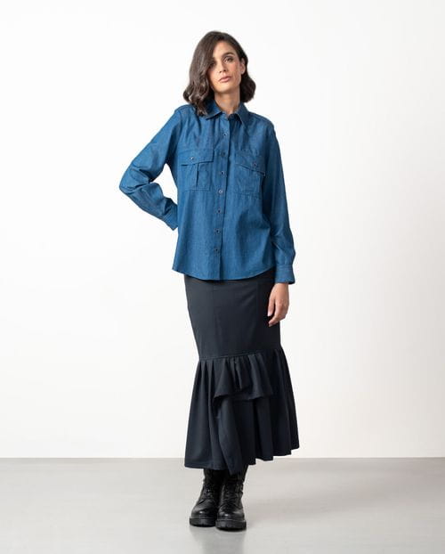 Camisa de chambray con bolsillos de parche y charreteras en hombro