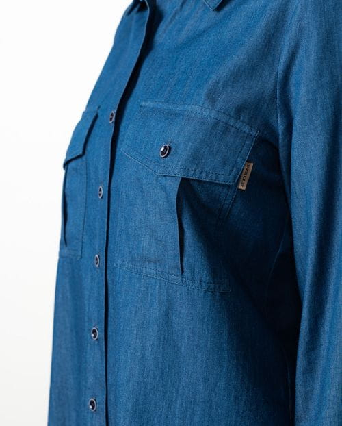 Camisa de chambray con bolsillos de parche y charreteras en hombro