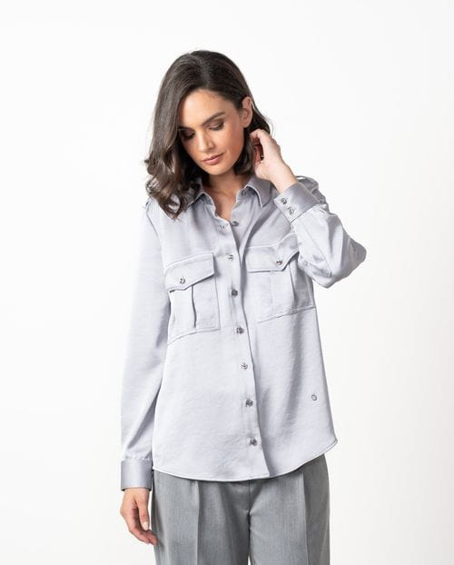 Camisa de satén con bolsillos de parche y charreteras