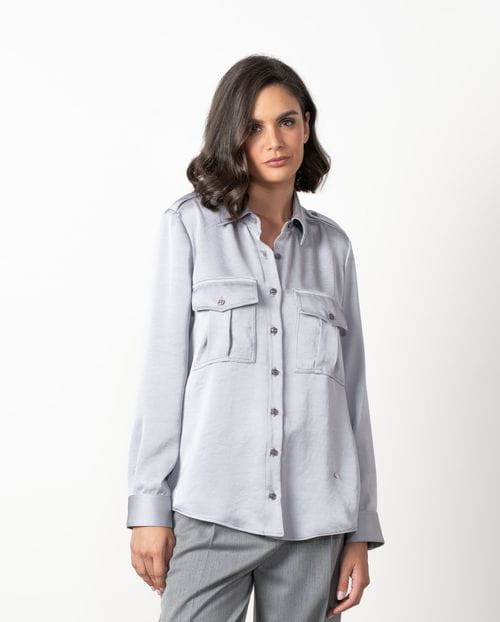 Camisa de satén con bolsillos de parche y charreteras