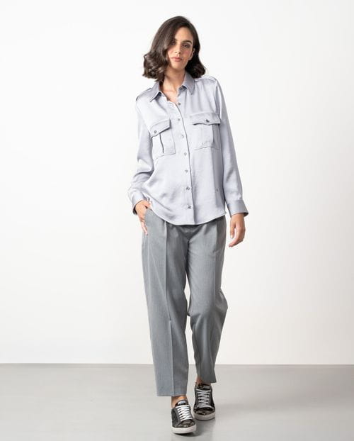 Camisa de satén con bolsillos de parche y charreteras