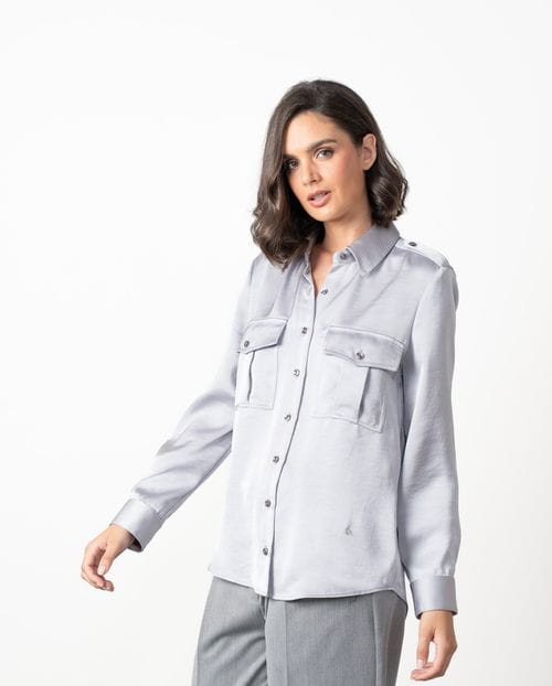 Camisa de satén con bolsillos de parche y charreteras