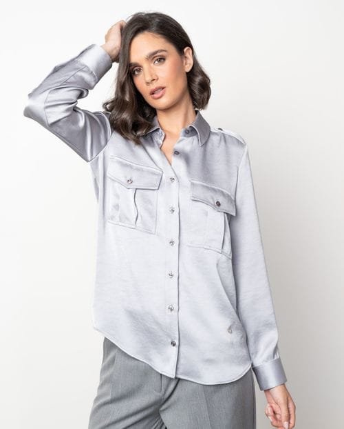 Camisa de satén con bolsillos de parche y charreteras