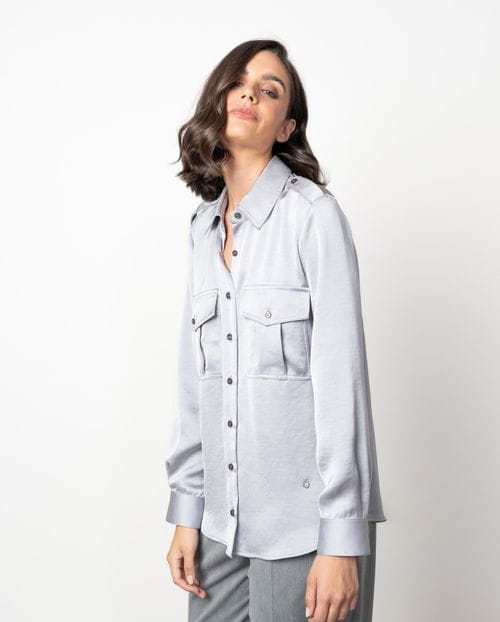 Camisa de satén con bolsillos de parche y charreteras