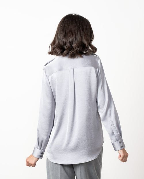 Camisa de satén con bolsillos de parche y charreteras