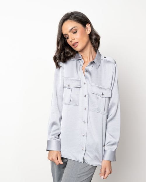 Camisa de satén con bolsillos de parche y charreteras