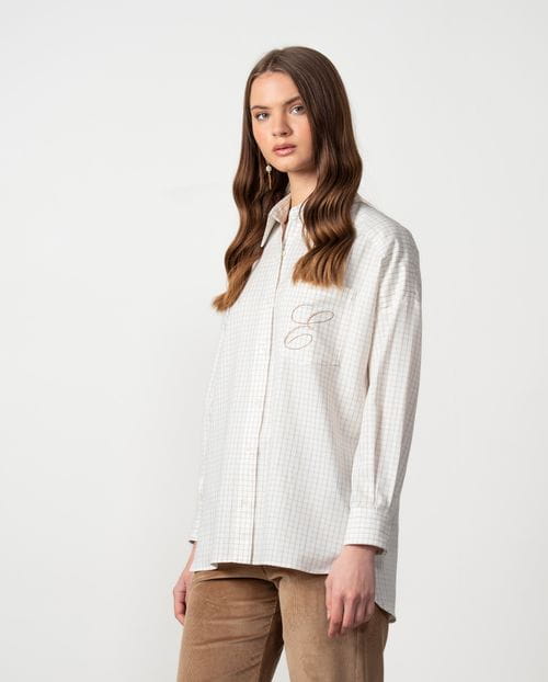 Blusón de línea suelta con bolsillo bordado, confeccionado en una sarga de cuadros ventana