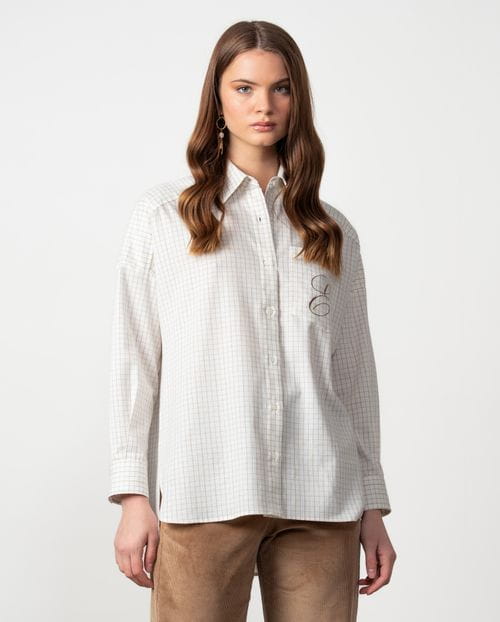 Blusón de línea suelta con bolsillo bordado, confeccionado en una sarga de cuadros ventana