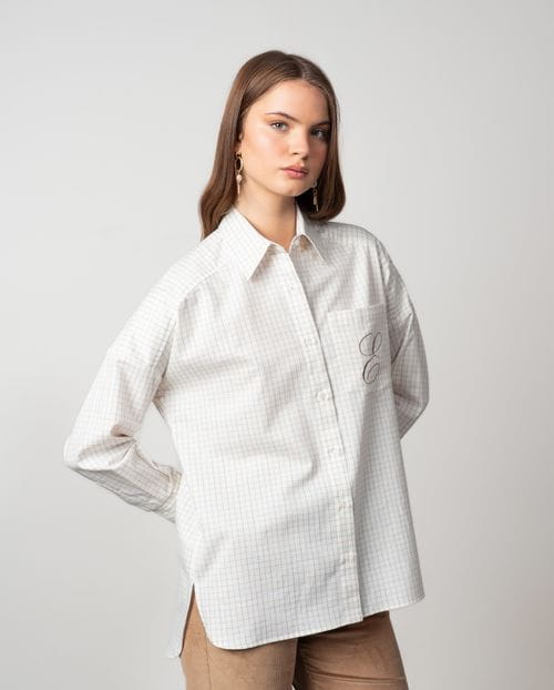 Blusón de línea suelta con bolsillo bordado, confeccionado en una sarga de cuadros ventana