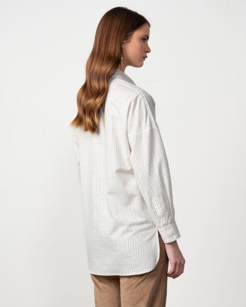 Blusón de línea suelta con bolsillo bordado, confeccionado en una sarga de cuadros ventana