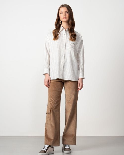 Blusón de línea suelta con bolsillo bordado, confeccionado en una sarga de cuadros ventana