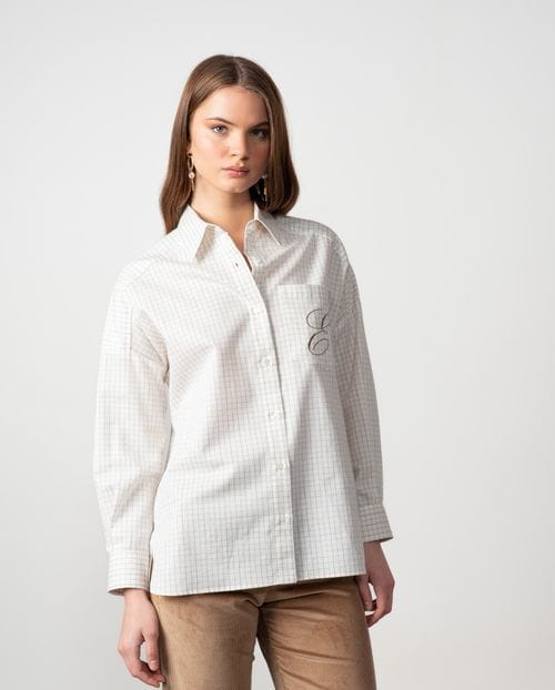 Blusón de línea suelta con bolsillo bordado, confeccionado en una sarga de cuadros ventana