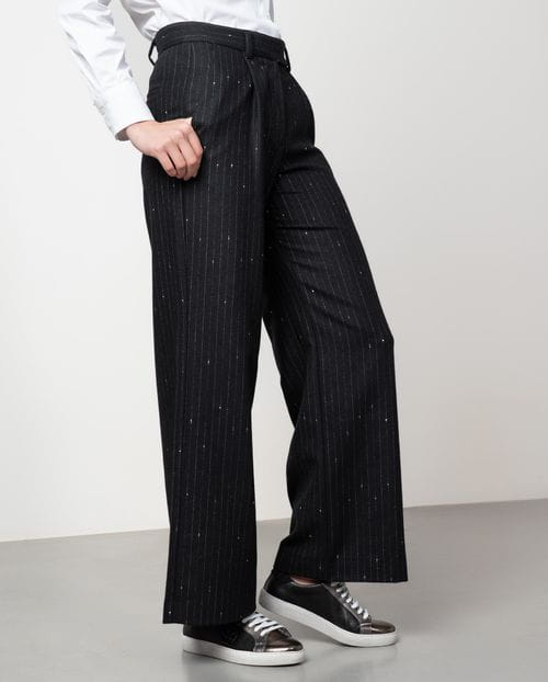 Pantalón de línea maculina de pinzas en tejido de lana con raya diplomática