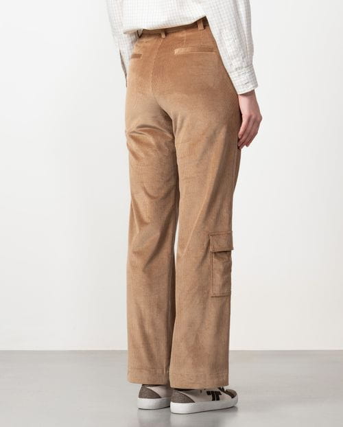 Pantalón estilo cargo en pana elástica