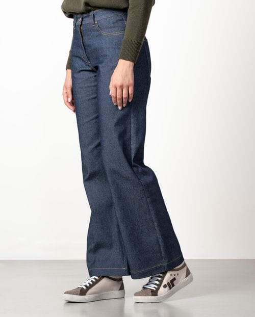 <p>Pantalón tejano 5 bolsillos de pierna semi-acampanada extra-larga</p>