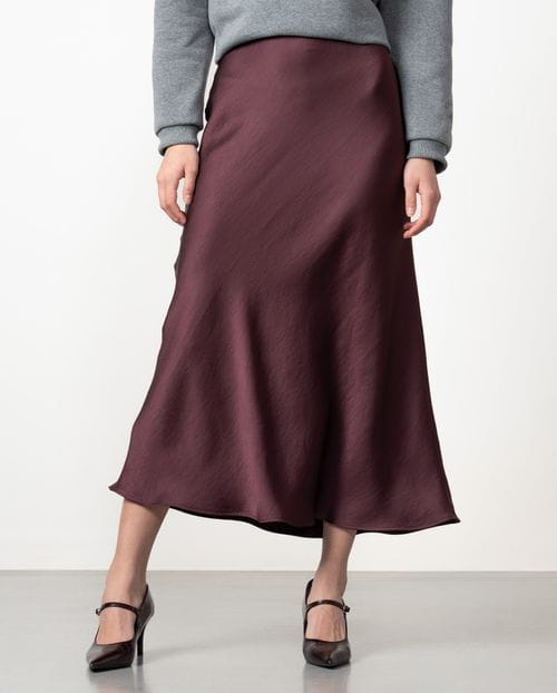 Falda midi satinada cortada al bies con goma personalizada en interior