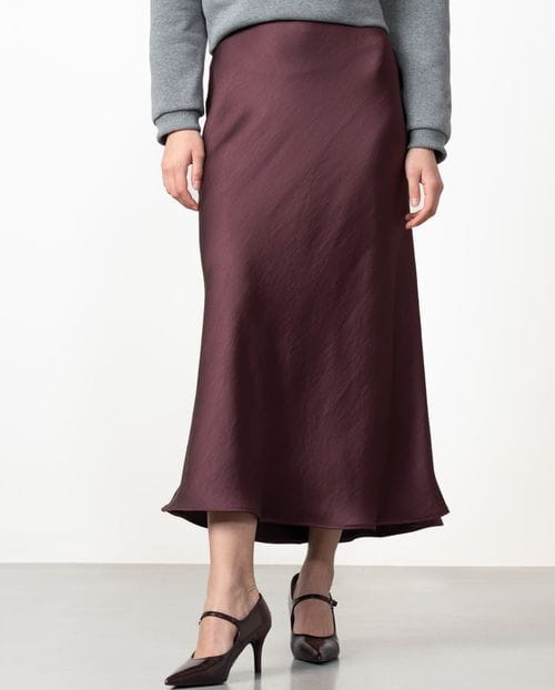 Falda midi satinada cortada al bies con goma personalizada en interior