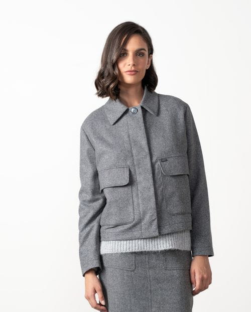 Chaqueta corta de silueta cuadrada con cuello camisero en cheviot de lana